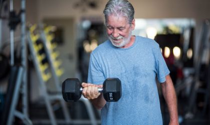 Musculação protege o cérebro de idosos contra demência, sugere estudo