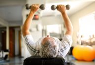 Musculação melhora sintomas de depressão e ansiedade em idosos, confirma estudo