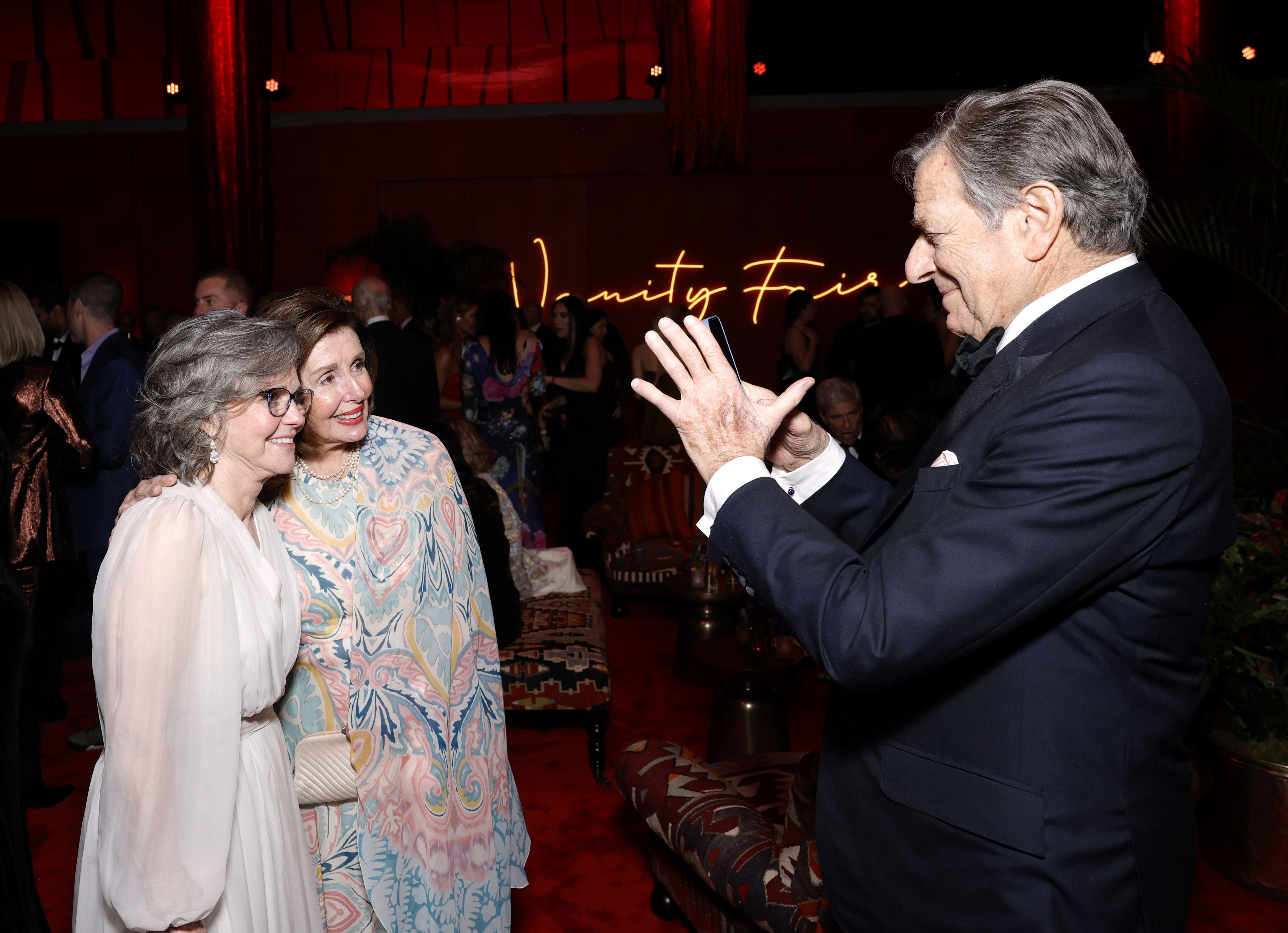 Paul Pelosi tira foto da esposa, Nancy Pelosi, com a atriz Sally Field / Stefanie Keenan/VF24/WireImage for Vanity Fair