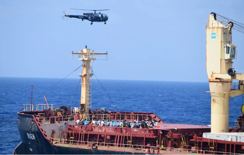 Um helicóptero sobrevoa o navio comercial MV Ruen durante uma operação militar indiana antipirataria no fim de semana passado / Ministério da Defesa da Índia