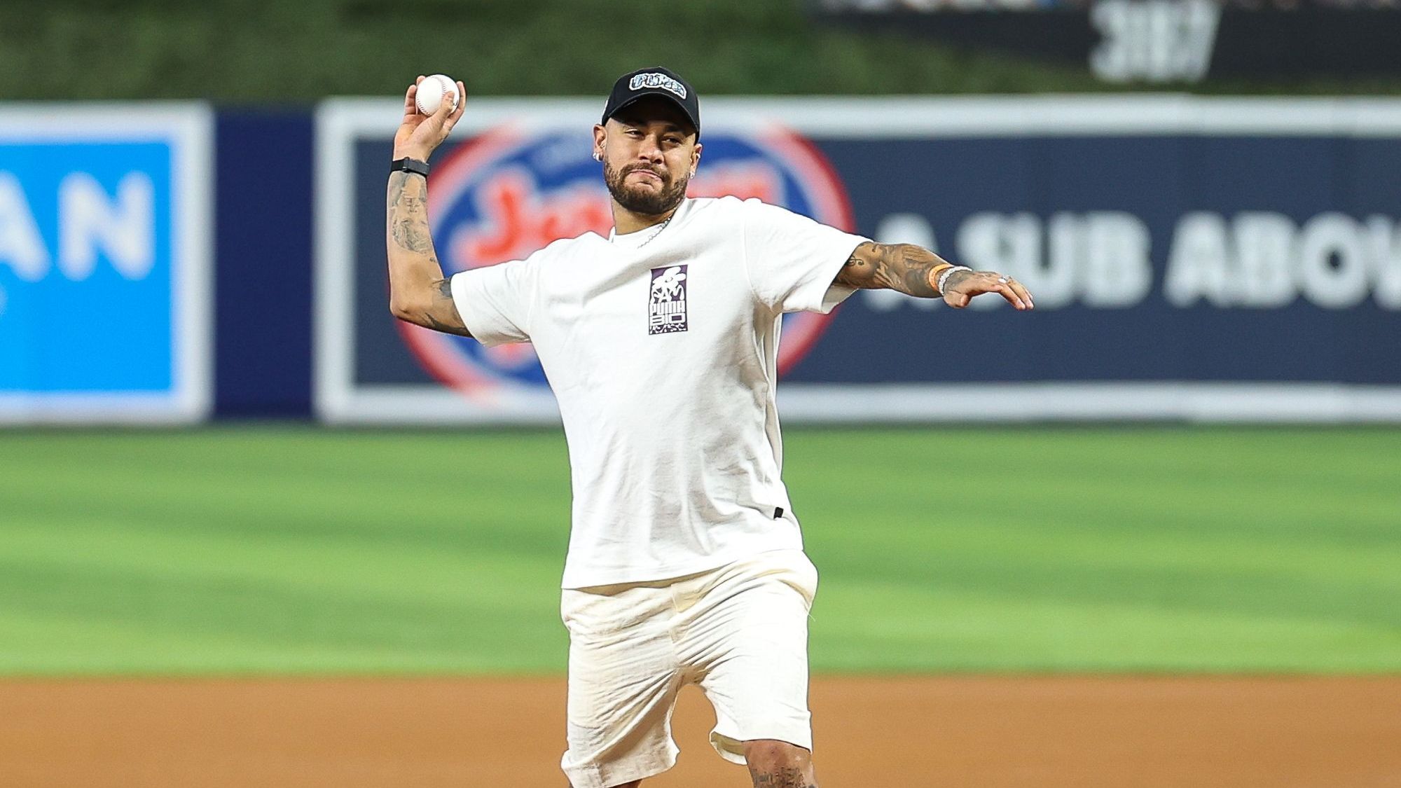 Neymar participa de jogo da liga de beisebol norte-americana
