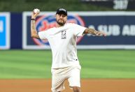 Neymar participa de jogo de beisebol nos Estados Unidos; veja