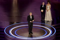 Oscar 2024: Christopher Nolan vence prêmio de “Melhor Direção” por “Oppenheimer”