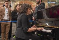Norah Jones faz apresentação surpresa e toca piano em estação de Londres