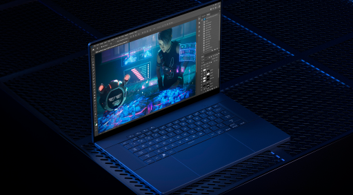 Notebook em cima de plataforma azul com jogo passando na tela
