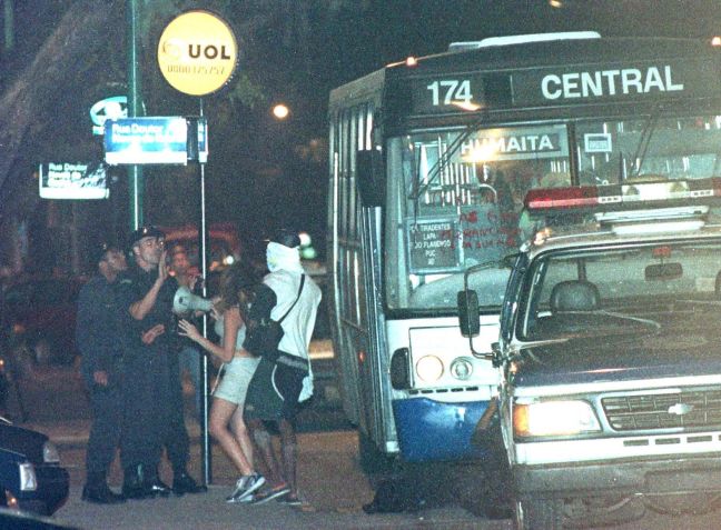 Sequestro do ônibus 174, no Rio de Janeiro, ocorrido em junho de 2000. O sequestrador saiu do veículo usando a professora Geise Firmo Gonçalves como escudo e ela acabou morta / Estadão Conteúdo 12/06/2000