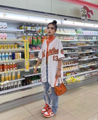 Look oversized com camisa de time / Reprodução/Pinterest