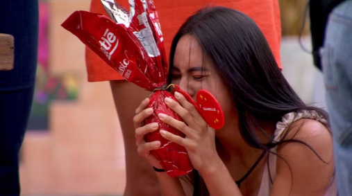 Isabelle se emocionou ao ver uma foto de sua família