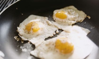 Ovos fritos em uma frigideira preta