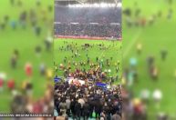 Torcida de clube turco invade campo e agride jogadores do Fenerbahçe; veja