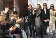 Paul McCartney aplaude desfile de Stella McCartney na Semana de Moda de Paris