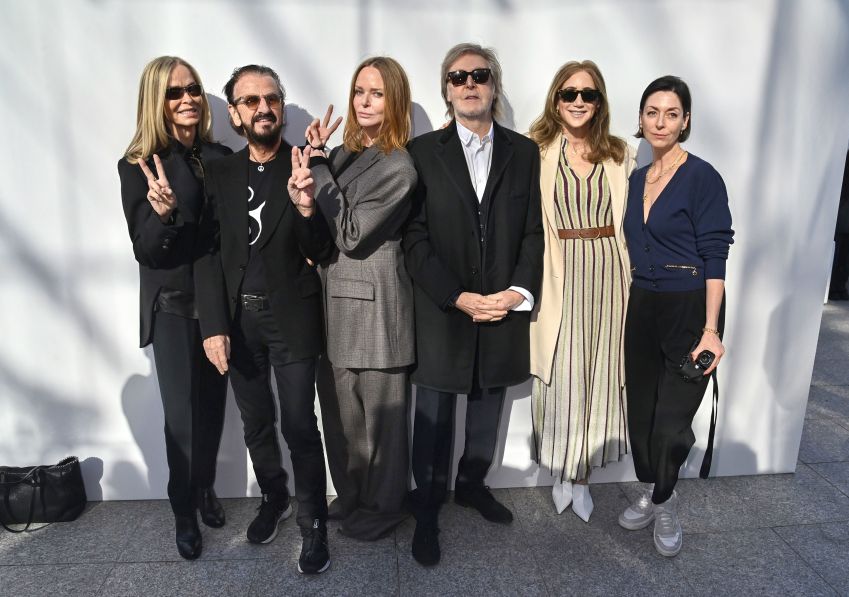 Barbara Bach, Ringo Starr, Stella, Paul, Nancy e Mary McCartney na Semana de Moda de Paris / Dave Benett/Getty Images for Stella McCartney