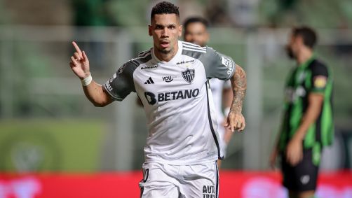 Paulinho comemora o gol que marcou para o Atlético-MG sobre o América-MG