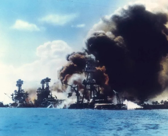 Vista dos navios de guerra enquanto as explosões danificam três navios americanos durante o ataque japonês a Pearl Harbor, Honolulu, Oahu, Havaí, 7 de dezembro de 1941. Da esquerda para a direita, o USS West Virginia, o USS Tennessee e o USS Arizona / Arquivo/Marinha dos EUA