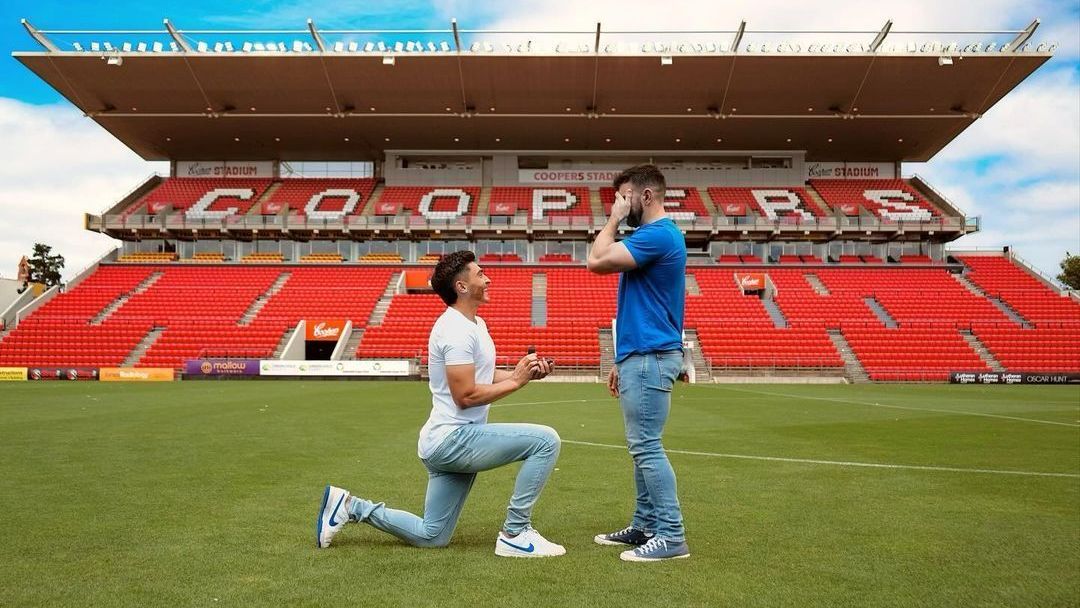 Joshua Cavallo, lateral-esquerdo do Adelaide United, pediu o namorado em casamento