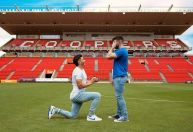 Jogador pede namorado em casamento em estádio na Austrália; veja fotos