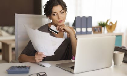 Participação das mulheres nas finanças das famílias ultrapassa 90%, diz Serasa