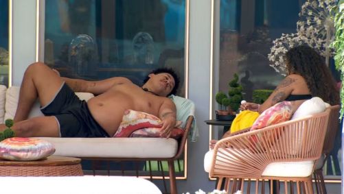 Lucas Henrique e Pitel conversam na área externa da casa do BBB 24