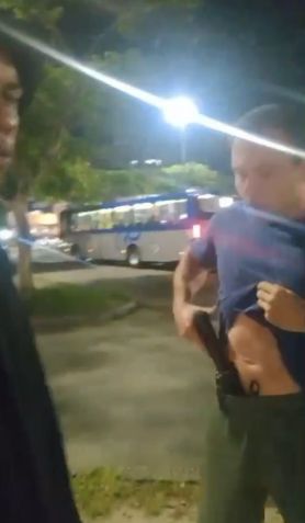 Policial militar armado durante discussão com entregador de aplicativo / Reprodução/Redes Sociais