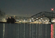 Vídeo: navio colide com ponte e estrutura desaba nos EUA; duas pessoas foram resgatadas