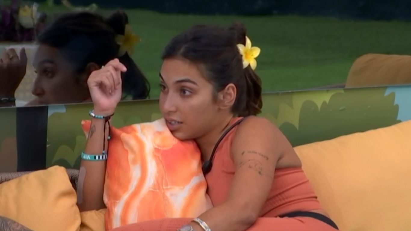 Vanessa Lopes com presilha de flor na casa do BBB 24 / Reprodução/Globo