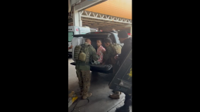 Momento em que o sequestrador se entrega após fazer 17 reféns na rodoviária do Rio