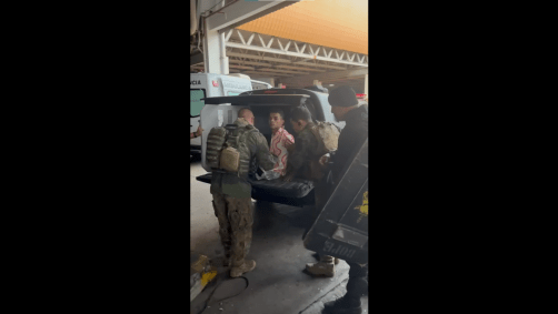 Momento em que o sequestrador se entrega após fazer 17 reféns na rodoviária do Rio