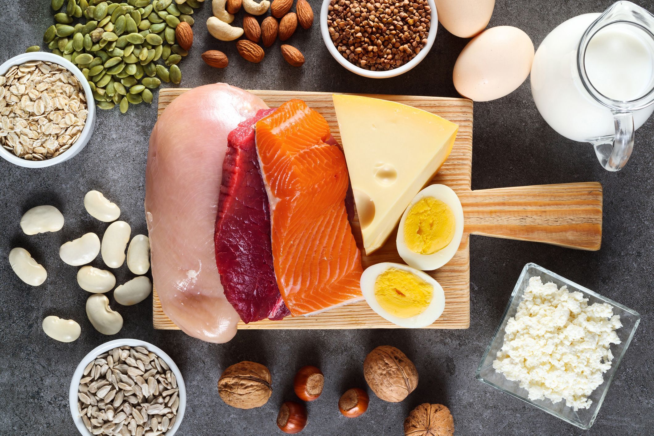 Alimentos de origem animal e vegetal com alto teor de proteínas, como salmão, frango, carne, queijo, ovos, feijão, castanhas, entre outros