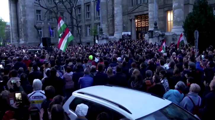 Milhares de pessoas protestaram em Budapeste, perto do parlamento, na terça-feira (26), exigindo a renúncia do primeiro-ministro Viktor Orbán