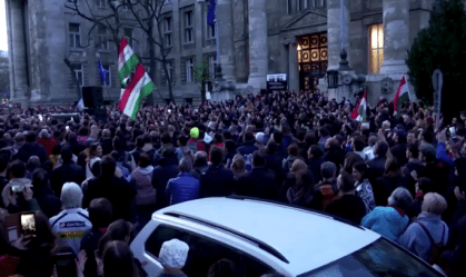 "Irmão" de Bolsonaro: premiê da Hungria, Orbán enfrenta protestos por renúncia