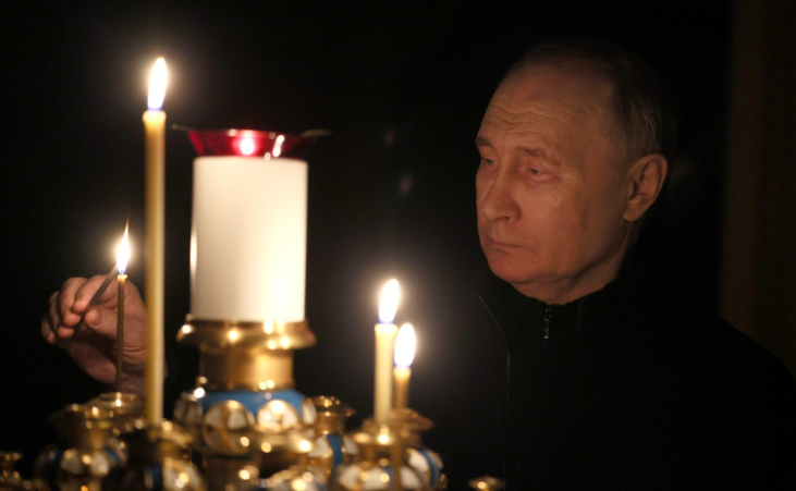 Nesta foto do Kremlin, o presidente russo Vladimir Putin acende uma vela em memória das vítimas do ataque, na residência Novo-Ogaryovo, na região de Moscou, em 24 de março / Reprodução