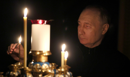 Nesta foto do Kremlin, o presidente russo Vladimir Putin acende uma vela em memória das vítimas do ataque à Prefeitura de Crocus, na residência Novo-Ogaryovo, na região de Moscou, em 24 de março