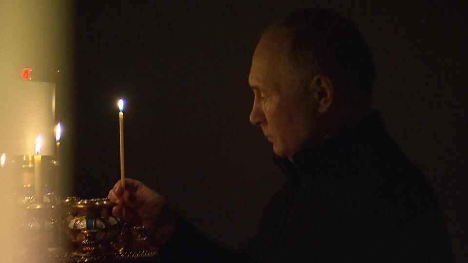 Vladimir Putin acende vela em homenagem aos mortos no ataque à casa de shows em Moscou / REUTERS