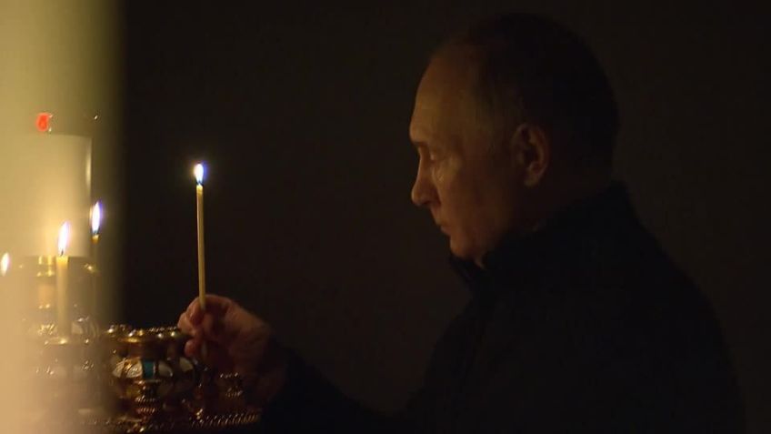 Vladimir Putin acende vela em homenagem aos mortos no ataque à casa de shows em Moscou / REUTERS