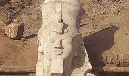 Parte de estátua de calcário de Ramsés 2º desenterrada por missão arqueológica conjunta entre egípcios e norte-americanos ao sul da cidade egípcia de Minya