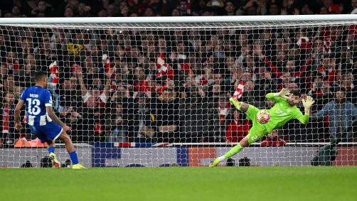Raya defende pênalti de Galeno e classifica o Arsenal para as quartas de final da Champions League