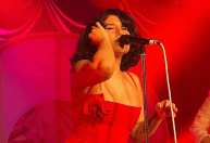 Raye: grande vencedora de principal prêmio da música britânica vem ao Brasil