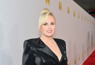 Rebel Wilson revela idade que perdeu a virgindade: 