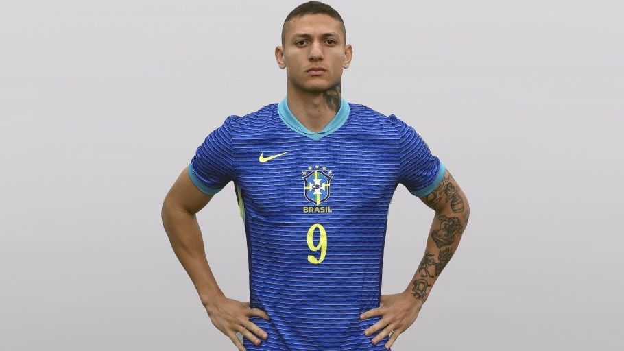 Richarlison posa com nova camisa da Seleção Brasileira