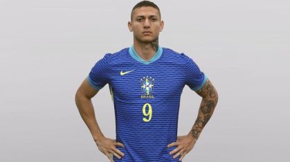 Richarlison posa com nova camisa da Seleção Brasileira
