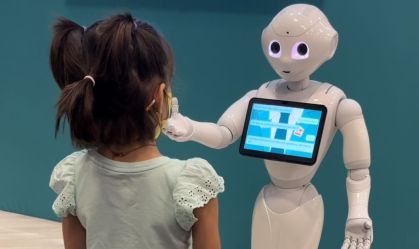 Crianças conhecem o "robô professor" na SXSW em Austin.