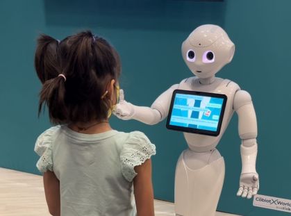 Crianças conhecem o "robô professor" na SXSW em Austin.