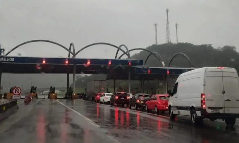 Tráfego foi bloqueado em pedágio de rodovia em Petrópolis