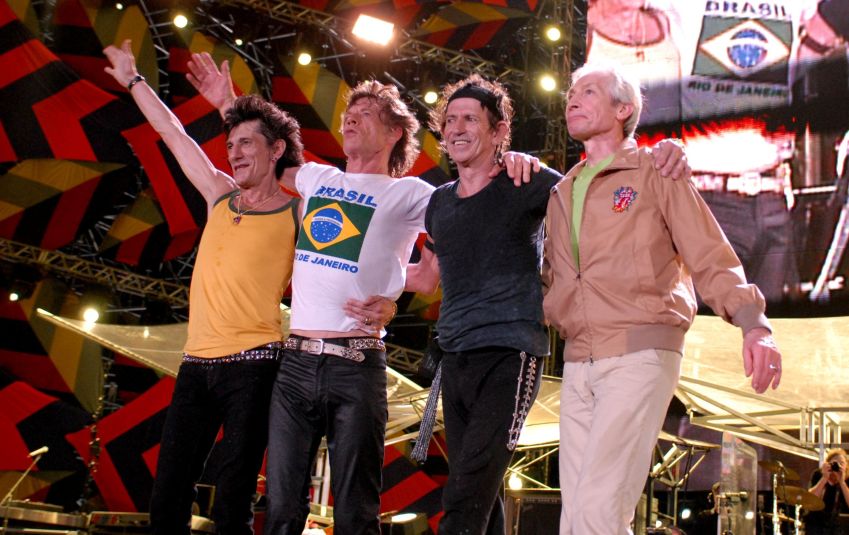 Ronnie Wood, Mick Jagger, Keith Richards e Charlie Watts durante show na Praia de Copacabana em 2006 / Brian Rasic/Getty Images