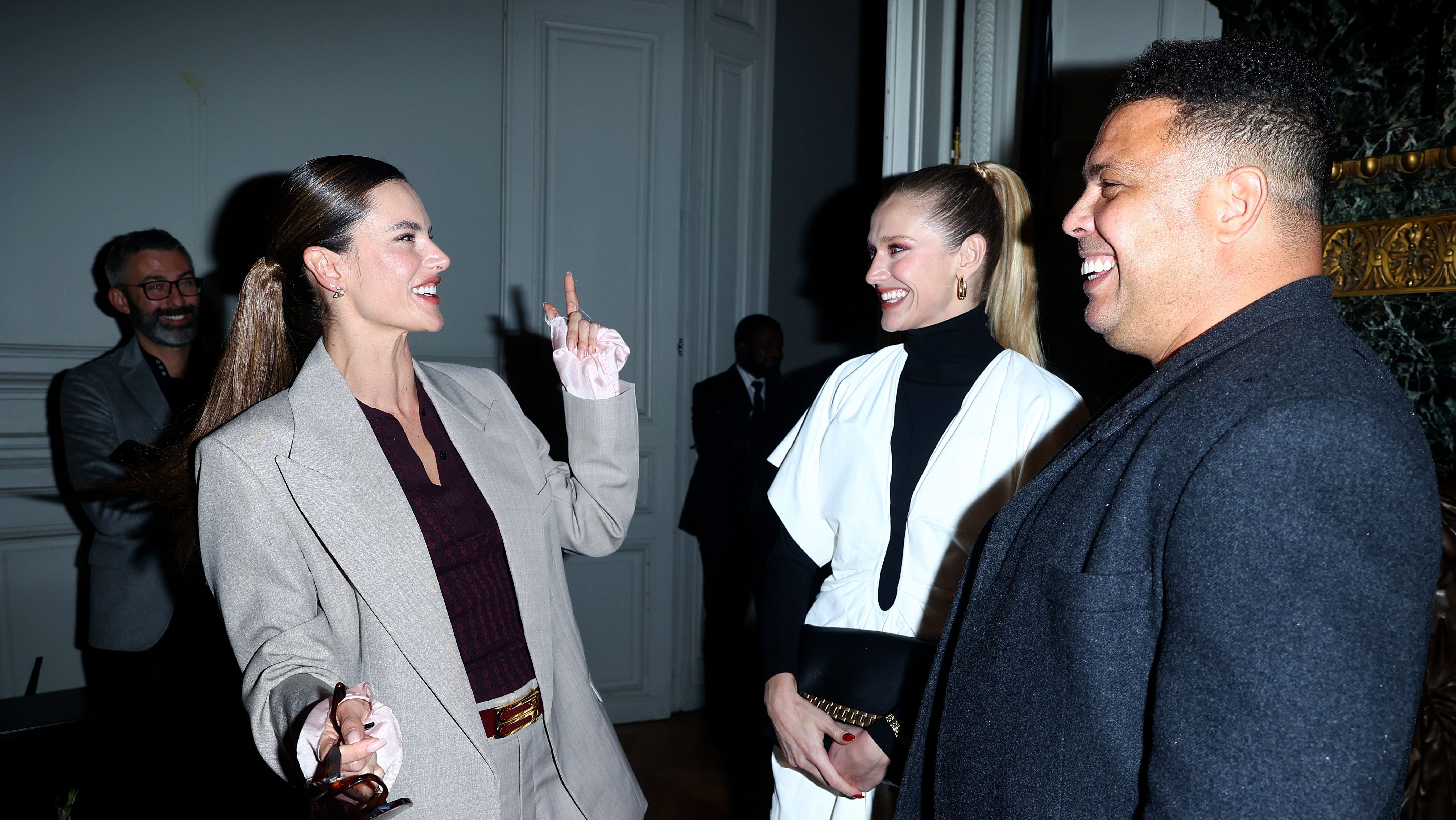 Alessandra Ambrosio, Celina Locks e Ronaldo estiveram na plateia do desfile de Victoria Beckham na Semana de Moda de Paris