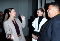 Alessandra Ambrosio e Ronaldo vão ao desfile de Victoria Beckham em Paris