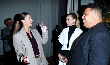 Alessandra Ambrosio e Ronaldo vão ao desfile de Victoria Beckham em Paris
