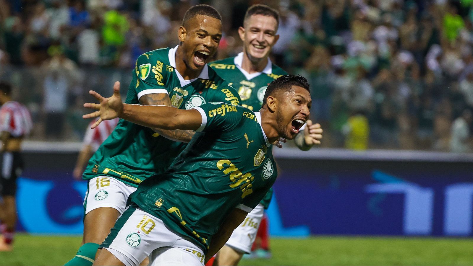 Rony comemora gol