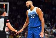 Jogador da NBA é multado em R$ 500 mil por gesto contra árbitro; vídeo