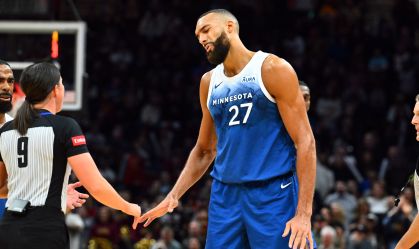 Jogador da NBA é multado em R$ 500 mil por gesto contra árbitro; vídeo